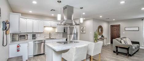 Refrigerador, microondas, horno y parrilla de estufa