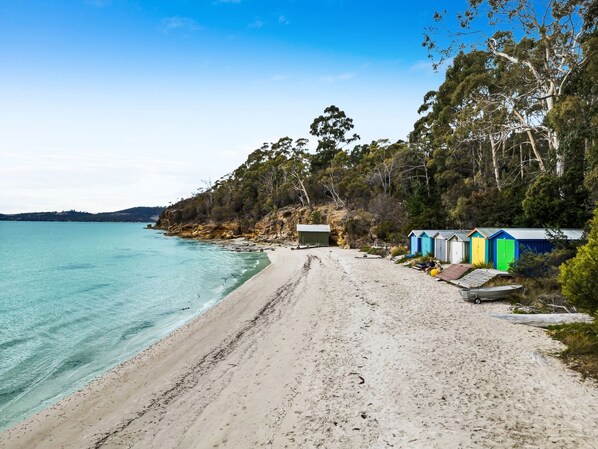 Plage à proximité, chaises longues, serviettes de plage