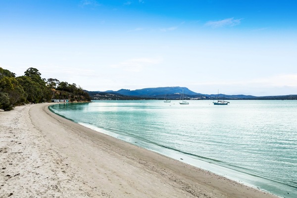Tæt på stranden, liggestole, badehåndklæder