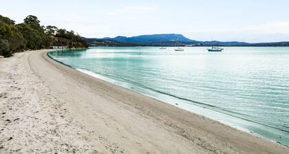 Exquisite Coastal Retreat: Waterfront Coningham Oasis near Bruny & Hobart