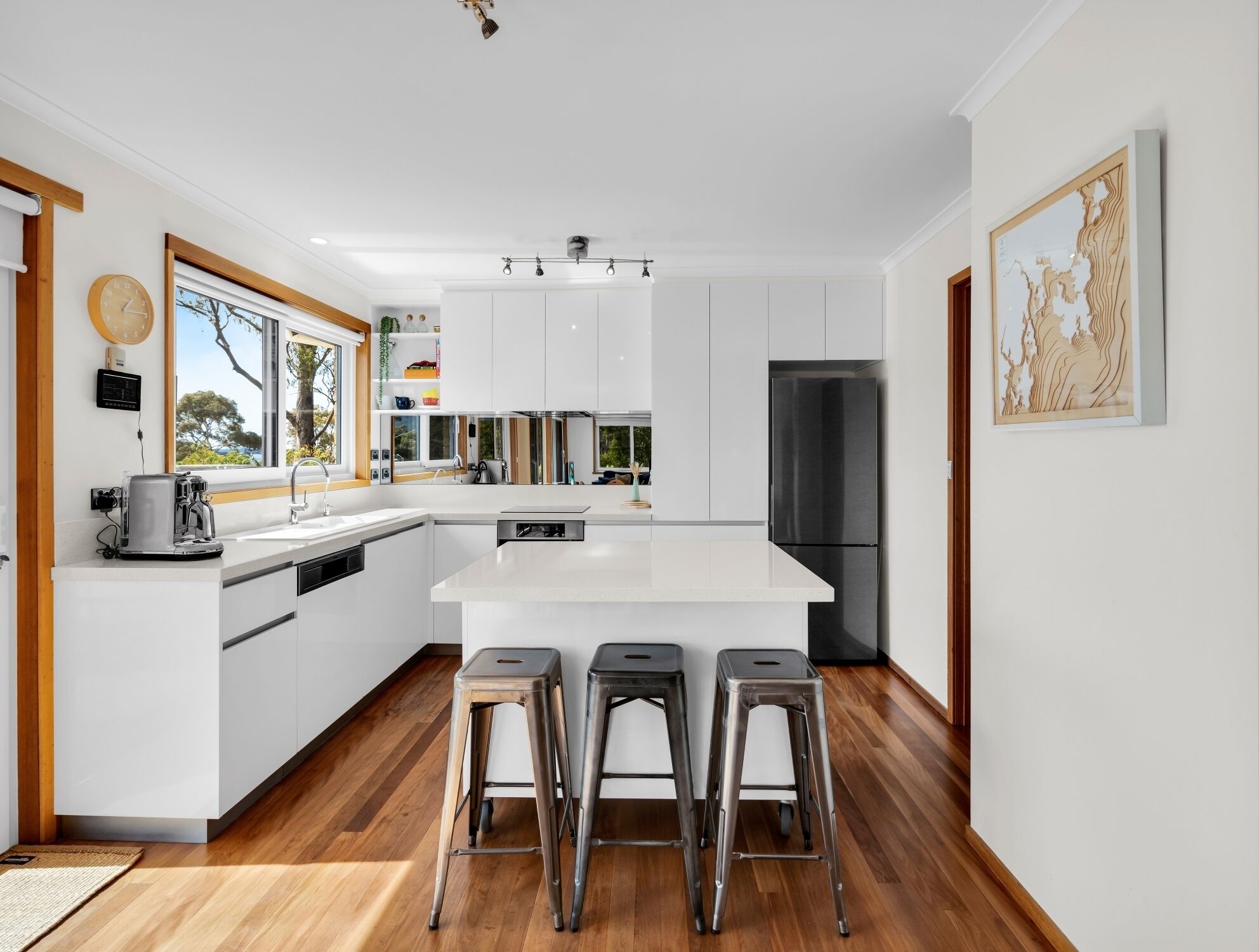 Kylskåp, mikrovågsugn, ugn och spishäll