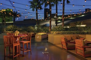 Outdoor dining - Amalz # 3, MGM Signature 1 Bedroom 2 Bathroom Balcony Suites ! (Las Vegas)