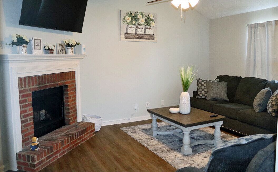 cozy home w/ Hot Tub & GAME ROOM! 