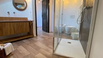 Studio Suite Junior | Phòng tắm | Máy sấy tóc, chậu vệ sinh/vòi rửa, khăn tắm