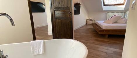 Junior Studio Suite | Hypo-allergenic bedding, free WiFi, bed sheets