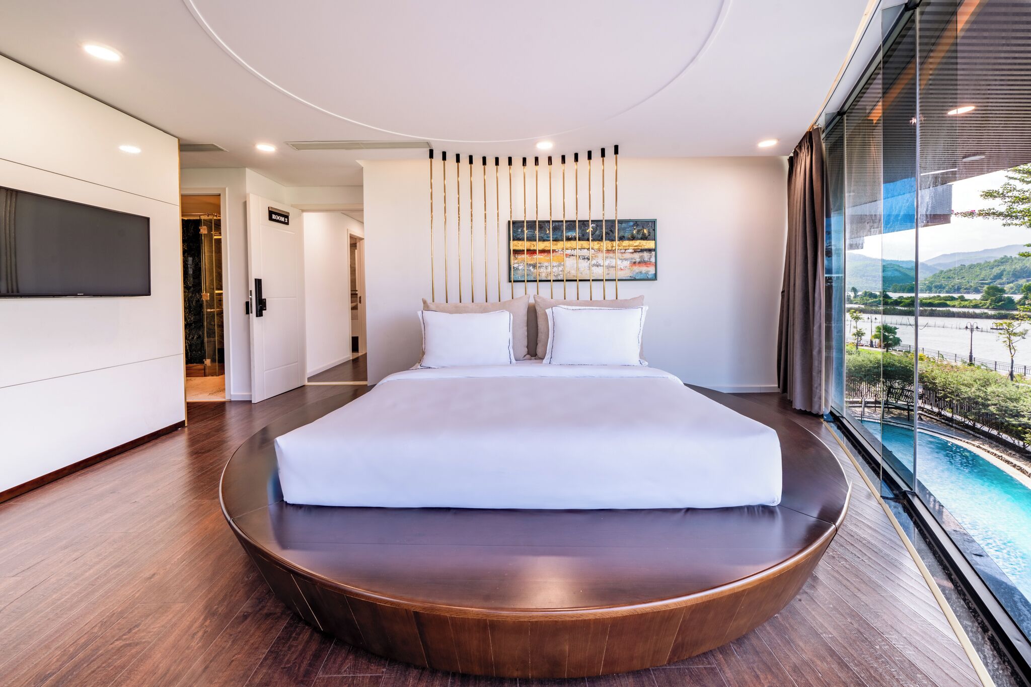 Phòng Suite Royal, 2 phòng ngủ | Bộ đồ giường cao cấp, minibar, bàn, màn/rèm cản sáng 