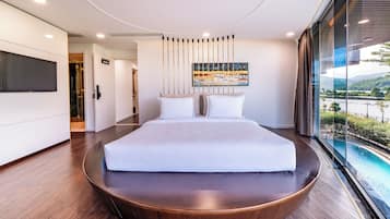 Phòng Suite Royal, 2 phòng ngủ | Bộ đồ giường cao cấp, minibar, bàn, màn/rèm cản sáng