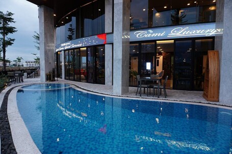 Indoor/outdoor pool