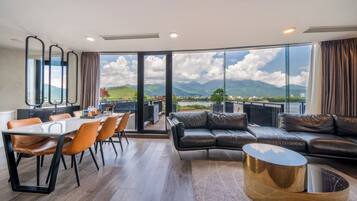 Presidential-Penthouse, Whirlpool | Italienische Bettbezüge von Frette, hochwertige Bettwaren, Schreibtisch