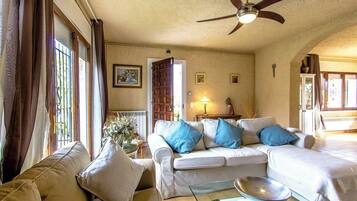 Een televisie en een open haard