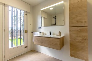 Badkar, hårtork, handdukar och tvål