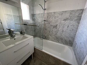 Bathtub, towels, shampoo