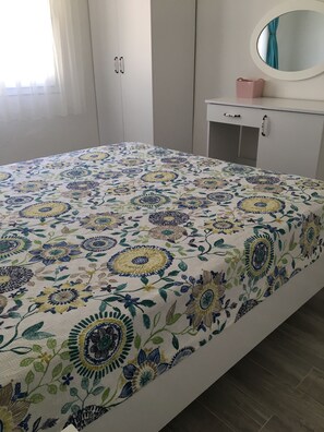 1 habitación, decoración personalizada, muebles diferentes y escritorio 