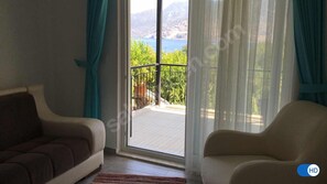 Televisión de pantalla plana y juguetes 