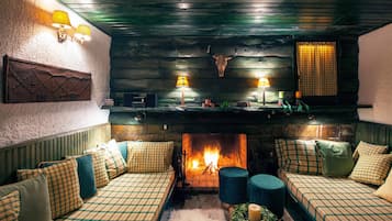 Chalet | Wohnbereich | 30-Zoll-Flachbildfernseher mit Digitalempfang, Fernseher, Kamin