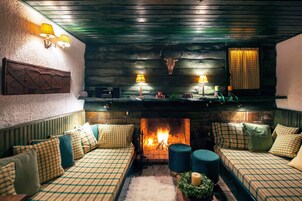 Chalet | Coin séjour | Télévision à écran plat de 30 pouces avec chaînes numériques, télévision