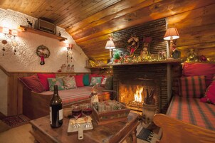 Chalet | Coin séjour | Télévision à écran plat de 30 pouces avec chaînes numériques, télévision