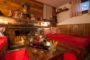 Chalet | Zona de estar | Una televisión de pantalla plana, una chimenea, un reproductor de DVD