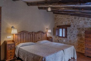 2 slaapkamers, een strijkplank/strijkijzer, reisbedje, beddengoed