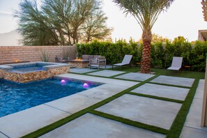 Een buitenzwembad, een verwarmd zwembad