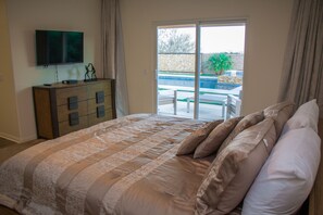 4 bedrooms, iron/ironing board, free WiFi, bed sheets