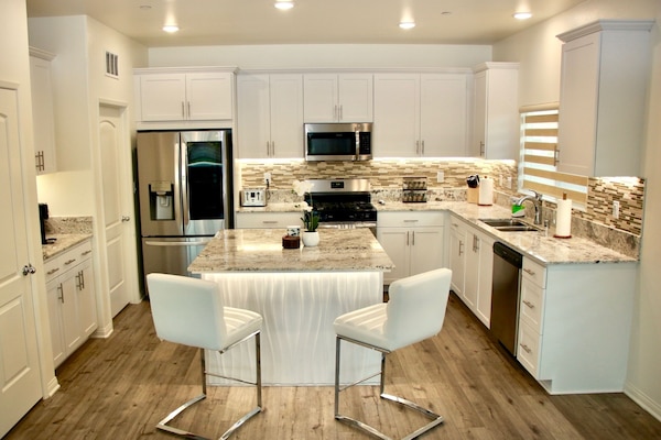 KĂŒhlschrank, Mikrowelle, Ofen, GeschirrspĂŒler