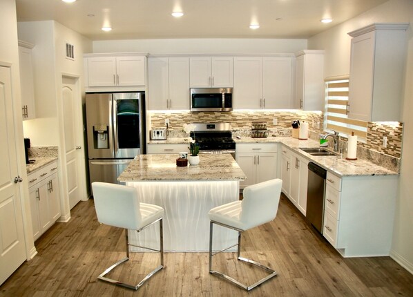 Een koelkast, een magnetron, een oven, een vaatwasser