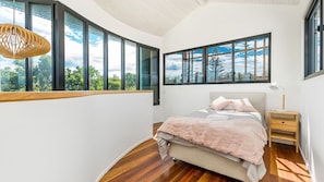 5 bedrooms, WiFi, bed sheets