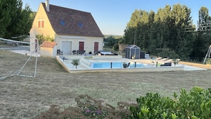 A house with a swimming pool, a patio, and a fenced yard. - Villa with heated pool and jacuzzi Sarlat en Périgord Noir (Saint Vincent le Plauel)