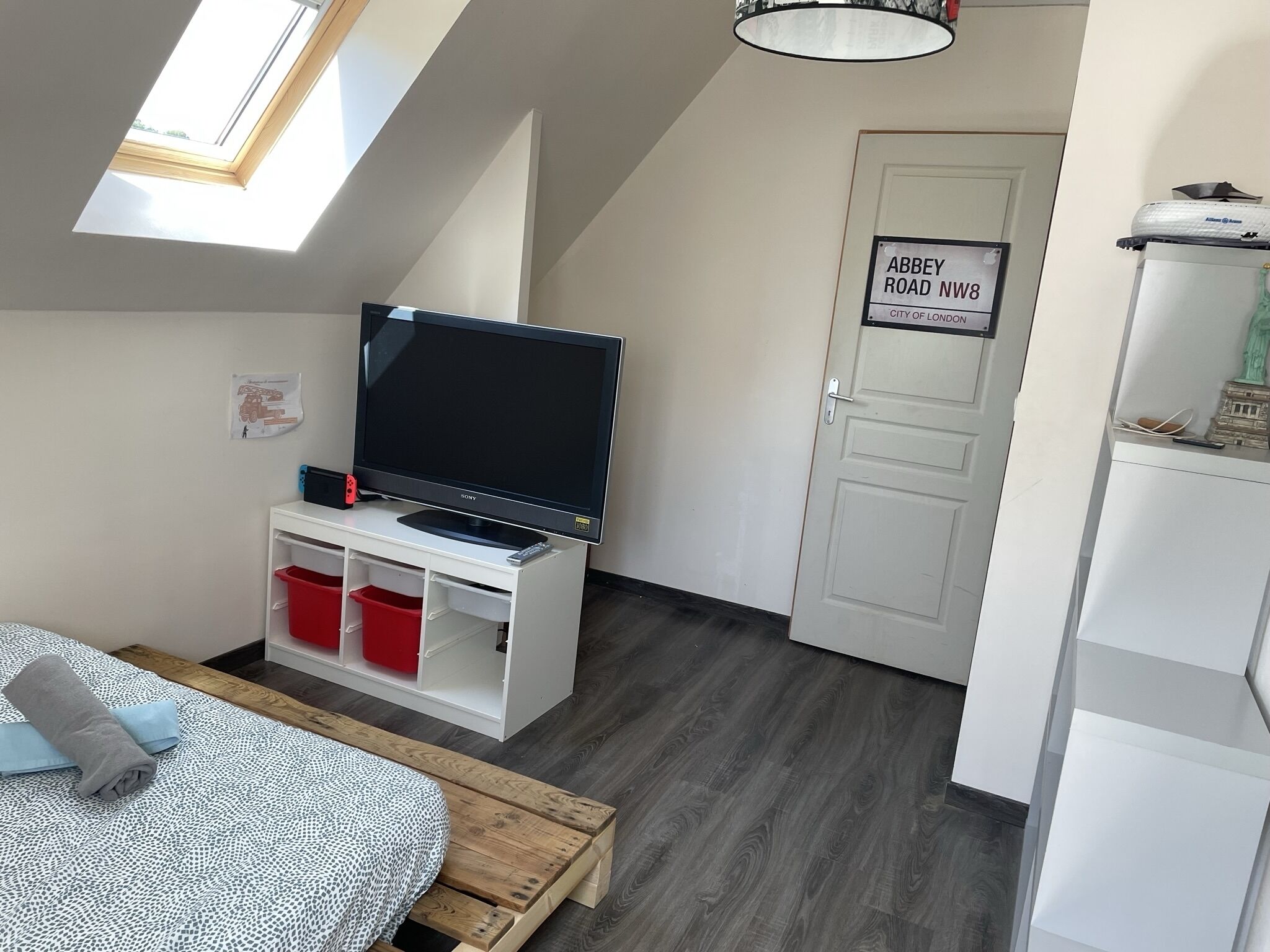 3 chambres, bureau, fer et planche à repasser, lit parapluie