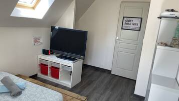 3 slaapkamers, een bureau, een strijkplank/strijkijzer, reisbedje