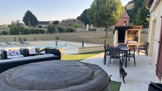 A backyard with a hot tub, outdoor seating, a barbecue area, and a pool. - Villa with heated pool and jacuzzi Sarlat en Périgord Noir (Saint Vincent le Plauel)