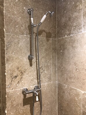 Douche, sèche-cheveux, serviettes fournies, savon