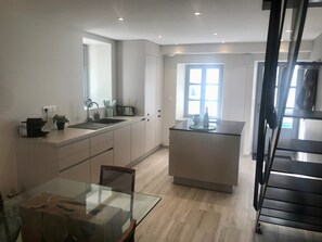 Réfrigérateur, micro-ondes, four, plaque de cuisson