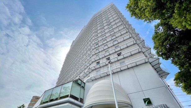 A modern hotel with a distinctive pyramid-shaped roof and a glass facade. - Chisun Hotel Yokohama Isezakicho (Yokohama)