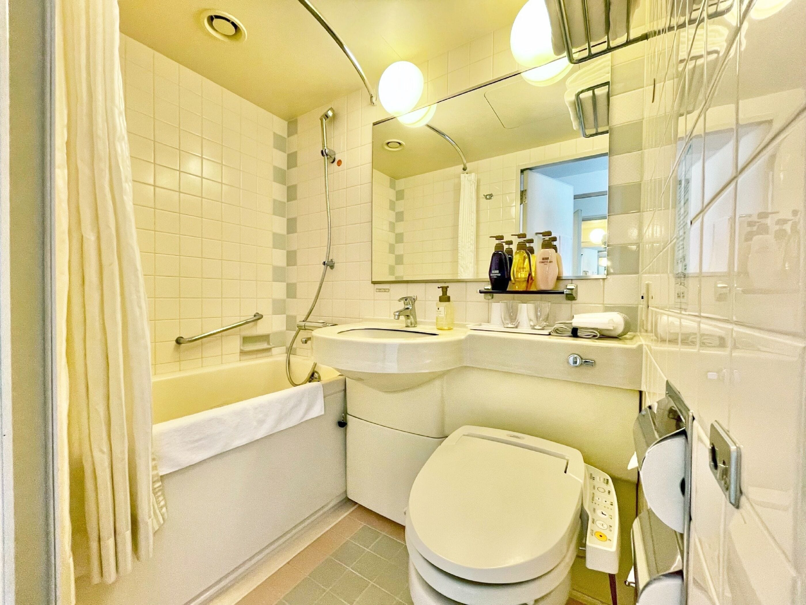 combined shower/bathtub, hair dryer, slippers, towels