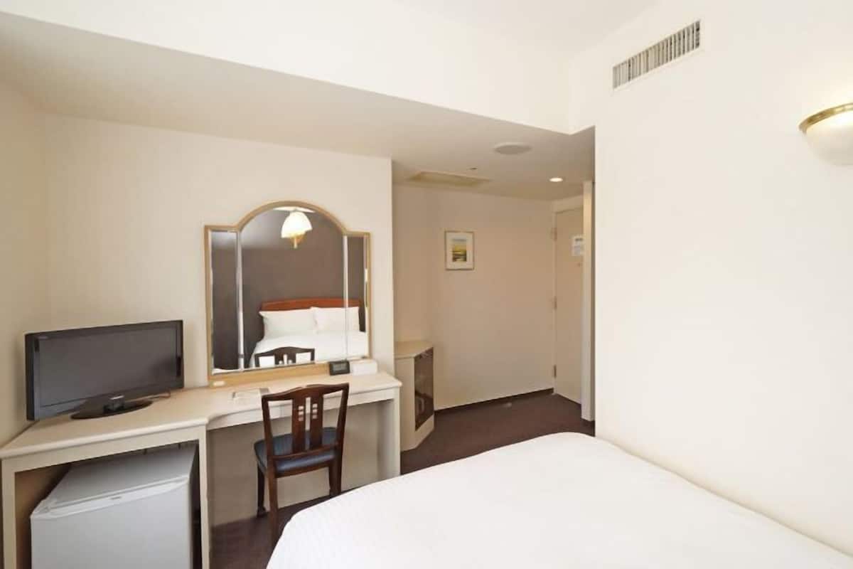 Edredón, cortinas blackout, wifi gratis y ropa de cama