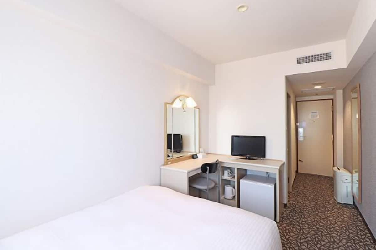Edredón, cortinas blackout, wifi gratis y ropa de cama
