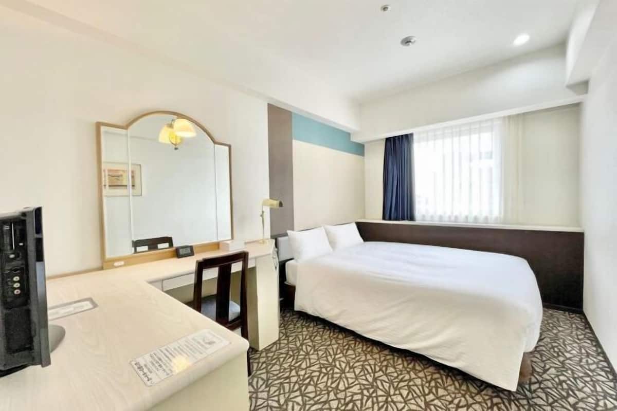 Edredón, cortinas blackout, wifi gratis y ropa de cama