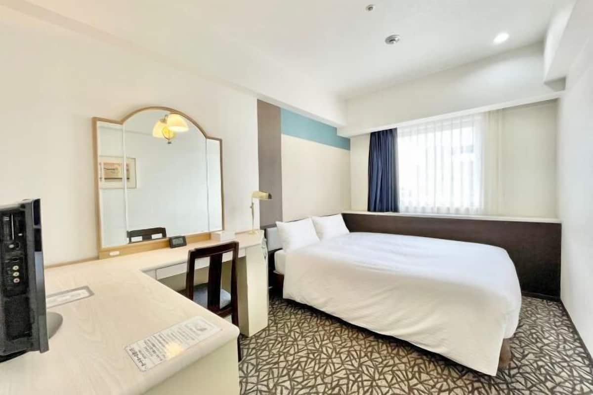 Edredón, cortinas blackout, wifi gratis y ropa de cama