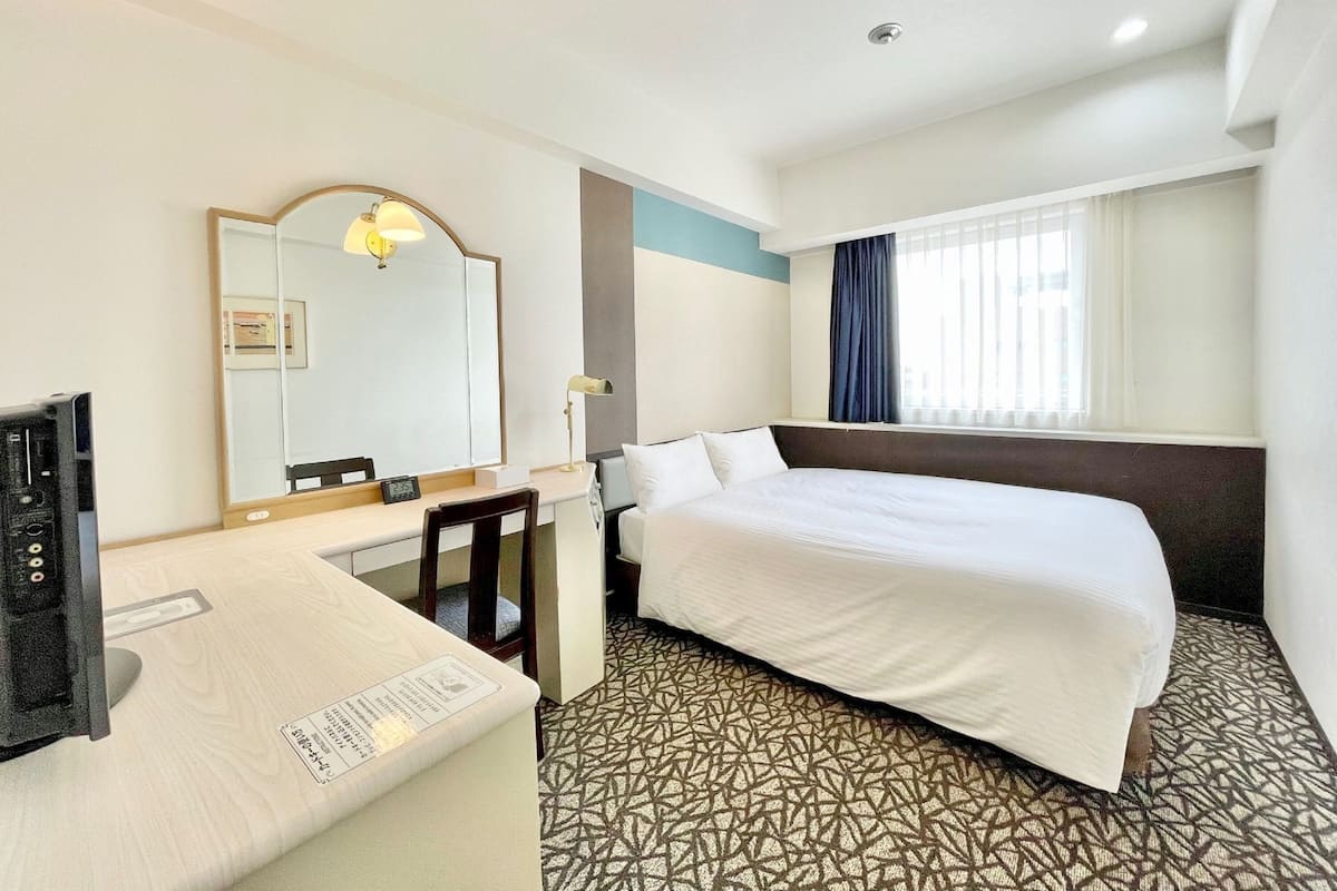 Edredón, cortinas blackout, wifi gratis y ropa de cama