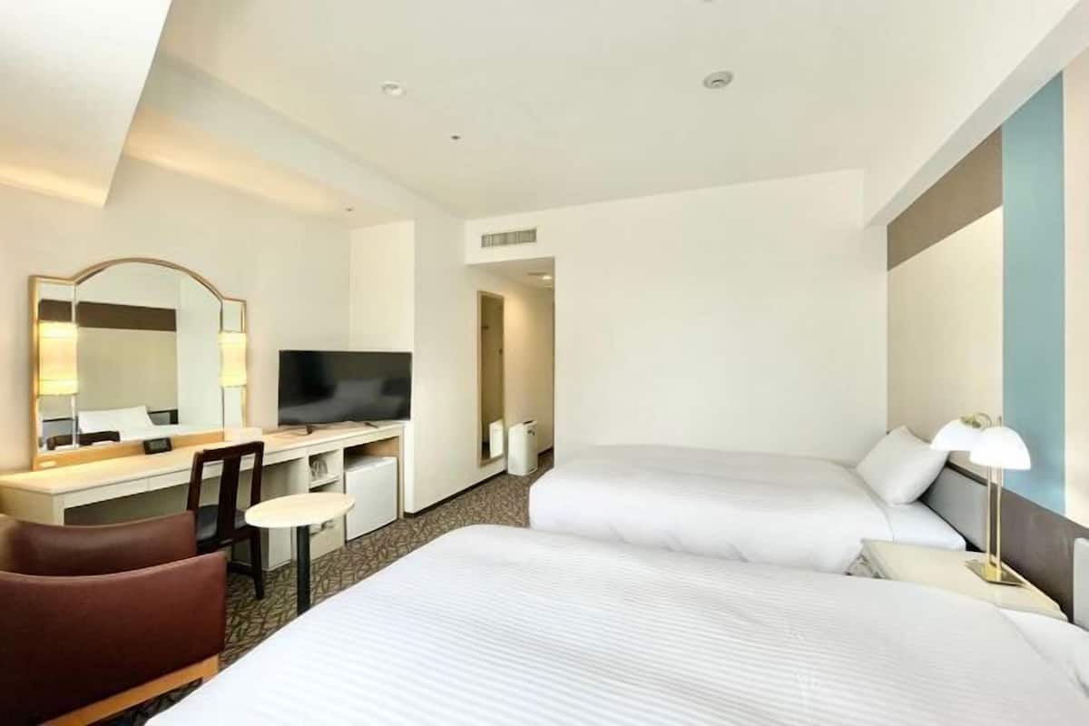 Edredón, cortinas blackout, wifi gratis y ropa de cama