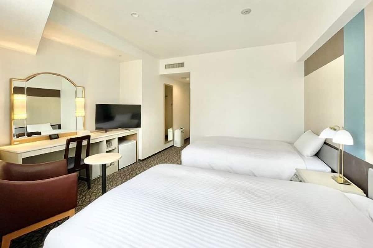 Edredón, cortinas blackout, wifi gratis y ropa de cama