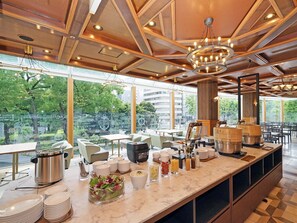 Petit déjeuner buffet (1540 JPY par personne)