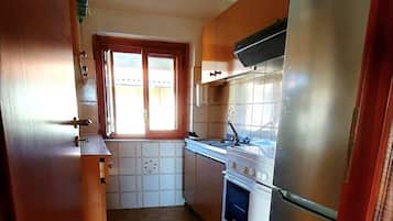 Oven, electric kettle, cookware/dishes/utensils