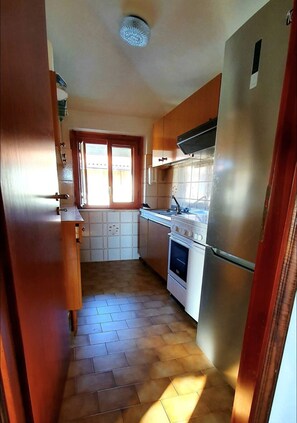 Horno, tetera eléctrica y utensilios de cocina