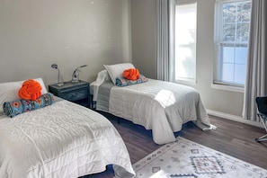 2 bedrooms, iron/ironing board, WiFi, bed sheets - 10 Mi to Dtwn: Colorado Springs Townhome (Colorado Springs)