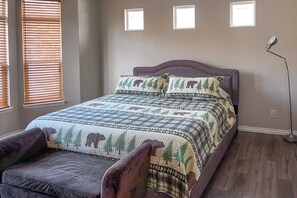 2 bedrooms, iron/ironing board, WiFi, bed sheets - 10 Mi to Dtwn: Colorado Springs Townhome (Colorado Springs)