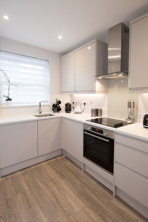 Fridge, microwave, oven, stovetop - Stunning newly built harbourside 3-bed property-3 mins walk from beach and pier (Harwich)