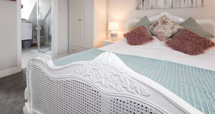 Stunning newly built harbourside 3-bed property-3 mins walk from beach and pier